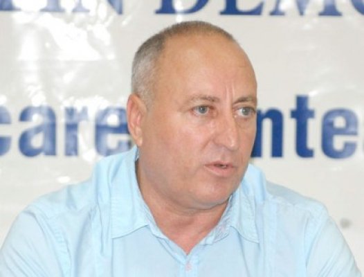 Chesoi vrea să stopeze apucăturile imobiliare ale lui Pavelescu. Liderul PNŢ, baricadat în sediu